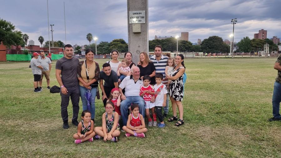 La familia Terraf reunida en la cancha de Los Tarcos
